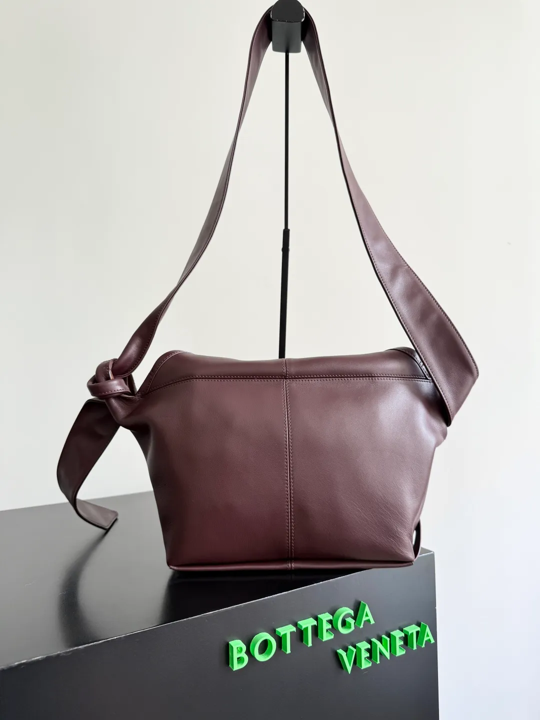 Batch 2220 Bottega Veneta small Sawyer leather model, but still light and soft, the straps can be knotted to adjust the length. Durable and large in capacity, it meets my extremely high standards for small carry-on bags. The texture of cowhide is really amazing, and it can be easily matched with both business and leisure. This bag is a Sawyer Bag that is interpreted with triangles and geometric circles👜. Its soft but indestructible appearance constitutes its fashionable beauty. You can freely adjust the length of the backpack😊No matter how complicated the world is, as long as there is a bag with you, everything will become better, and it is easy for boys and girls to control it! Style number: 815807 Size: 25*17*12cm